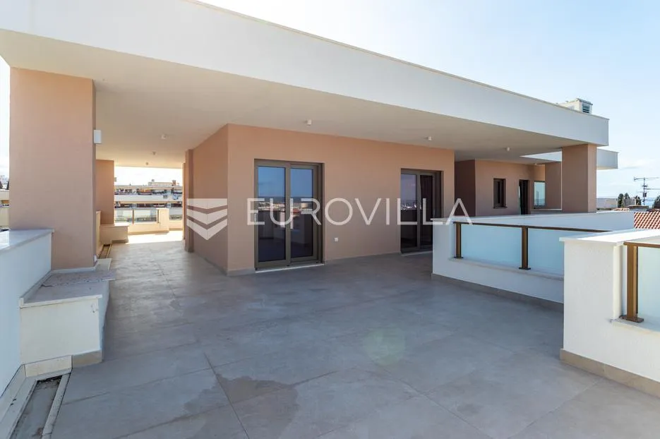 split, prekrasan penthouse s pogledom na more i grad - slika 35