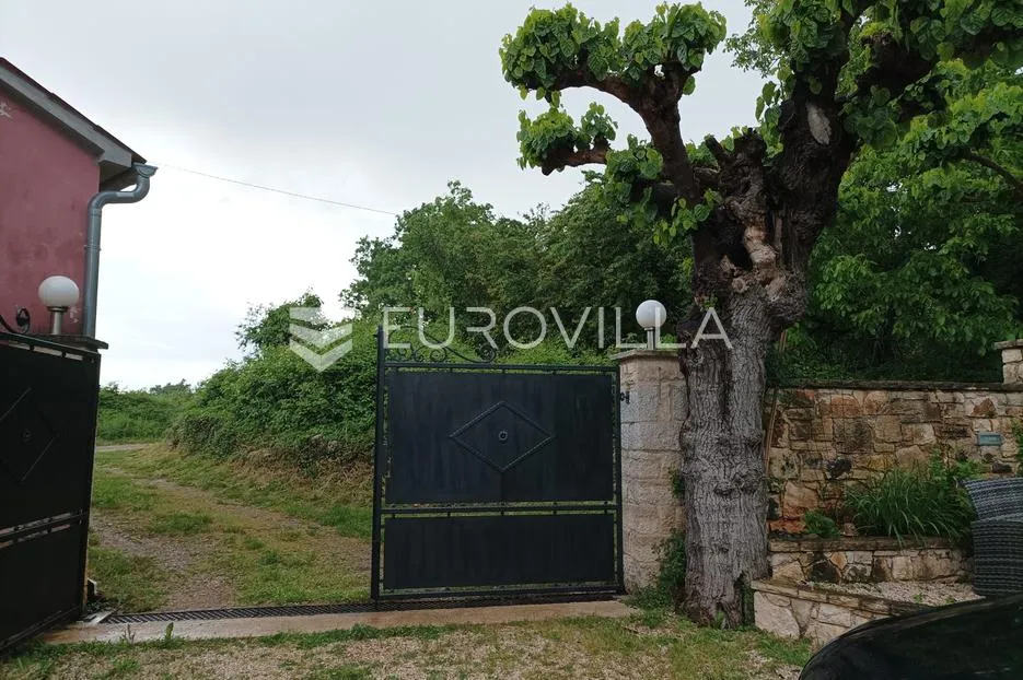 istra, višnjan, dugoročni najam kuće s dvije spavaće sobe, bazenom i velikom okućnicom - slika 32