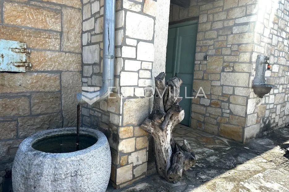 istra, višnjan, okolica, autentična kamena kuća s velikim građevinskim zemljištem i ogromnim potenc - slika 9