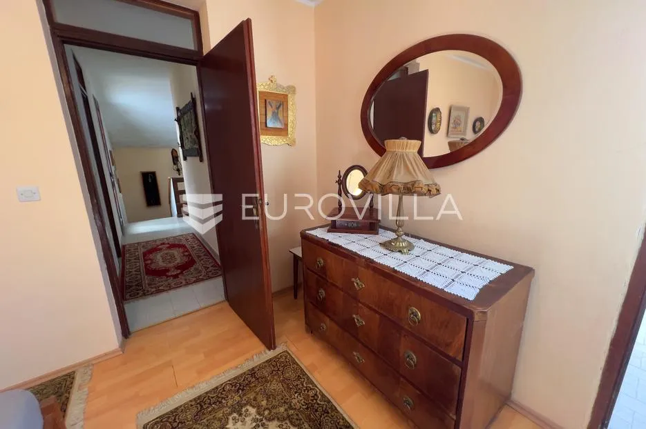 istra, novigrad okolica, šarmantna kuća u nizu s pogledom na more i vrtom - slika 9