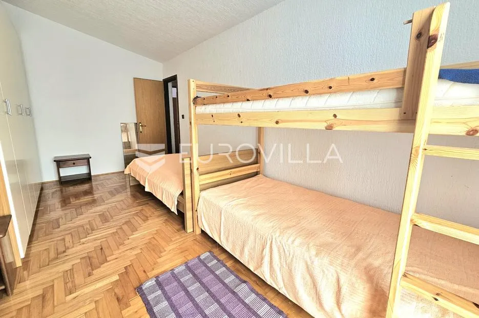 ližnjan, prostrana apartmanska kuća s tri stambene jedinice i vrtom - slika 40