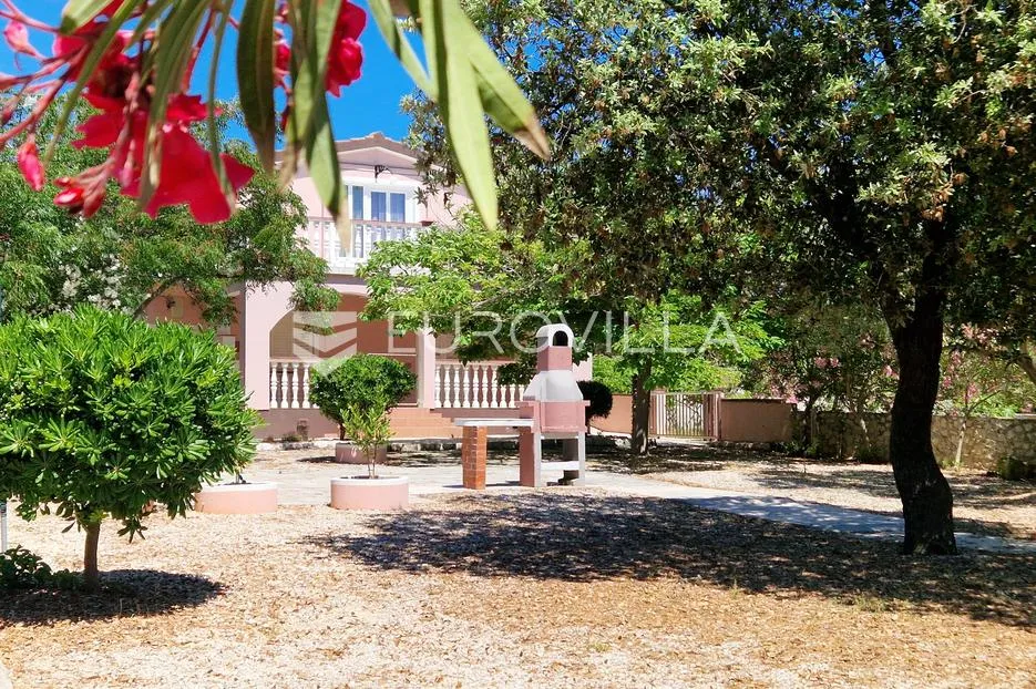 vir, samostojeća kuća s dva apartmana, pogledom na more i velikom okućnicom - slika 4