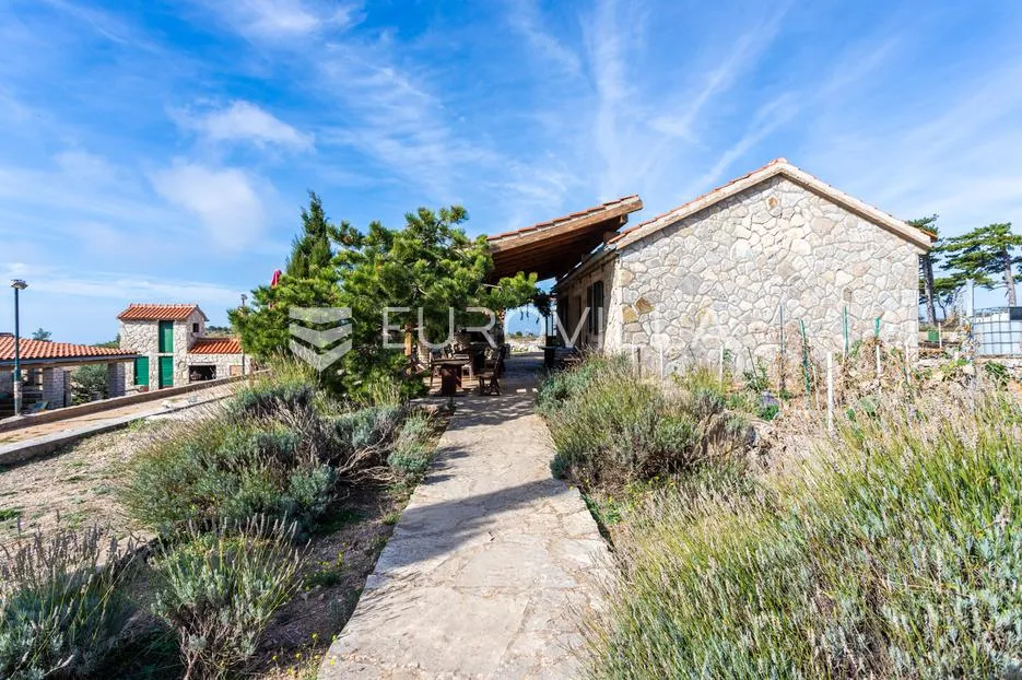 hvar, veliko lijepo imanje s tri kuće na parceli od 32500 m2 - slika 14