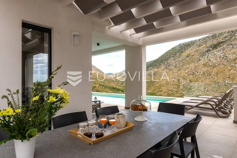 split, žrnovnica, moderna vila s bazenom i panoramskim pogledom smještena na zemljištu od 3740 m² - slika 13