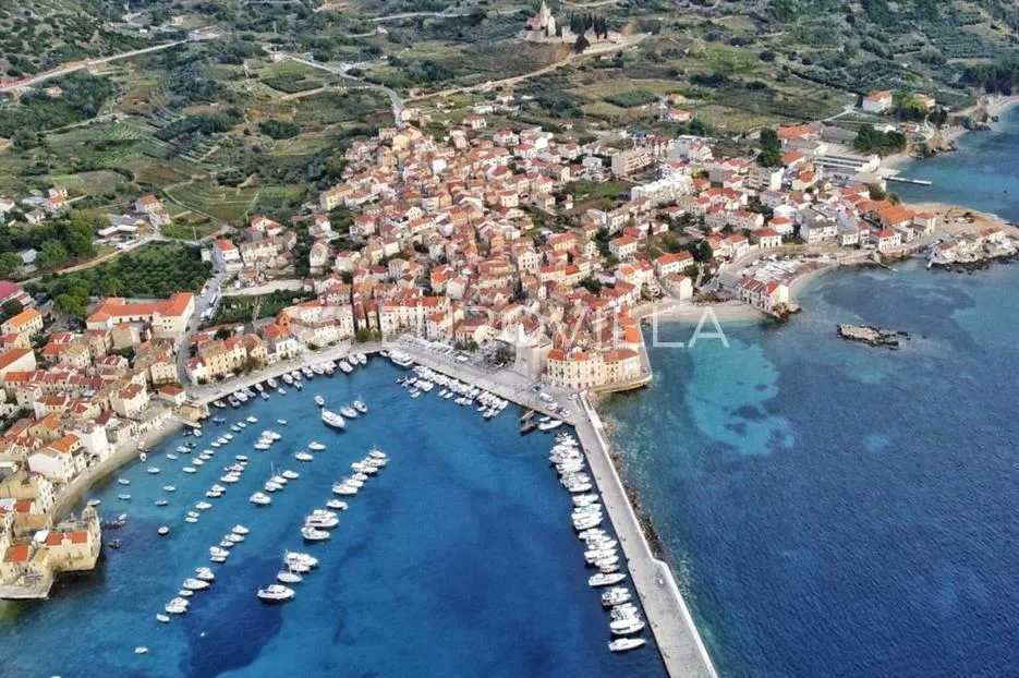 vis, komiža, tradicionalna kamena kuća na plaži - slika 11