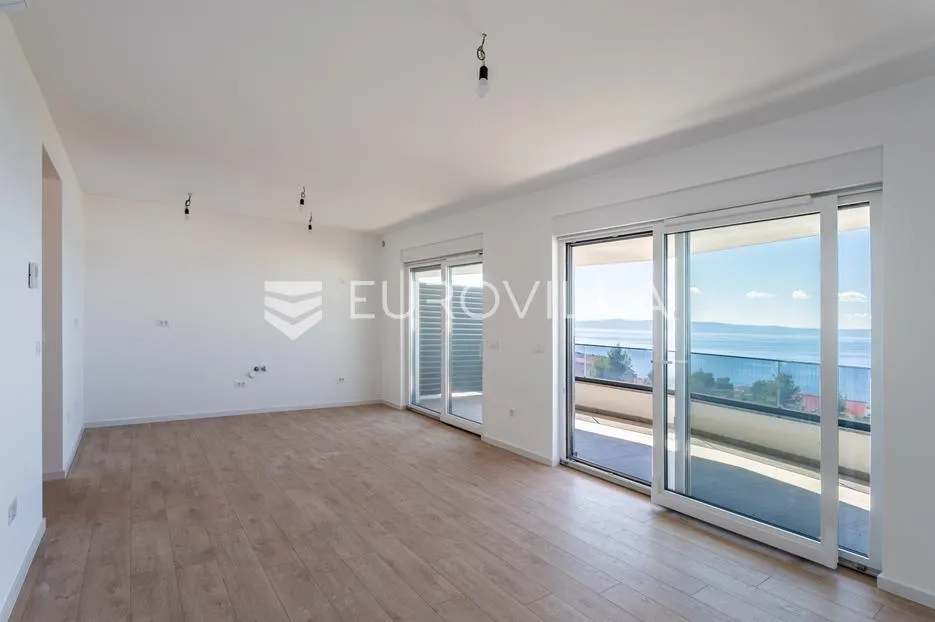 makarska, useljiv dvosoban stan s panoramskim pogledom na more i cijelu makarsku - slika 2