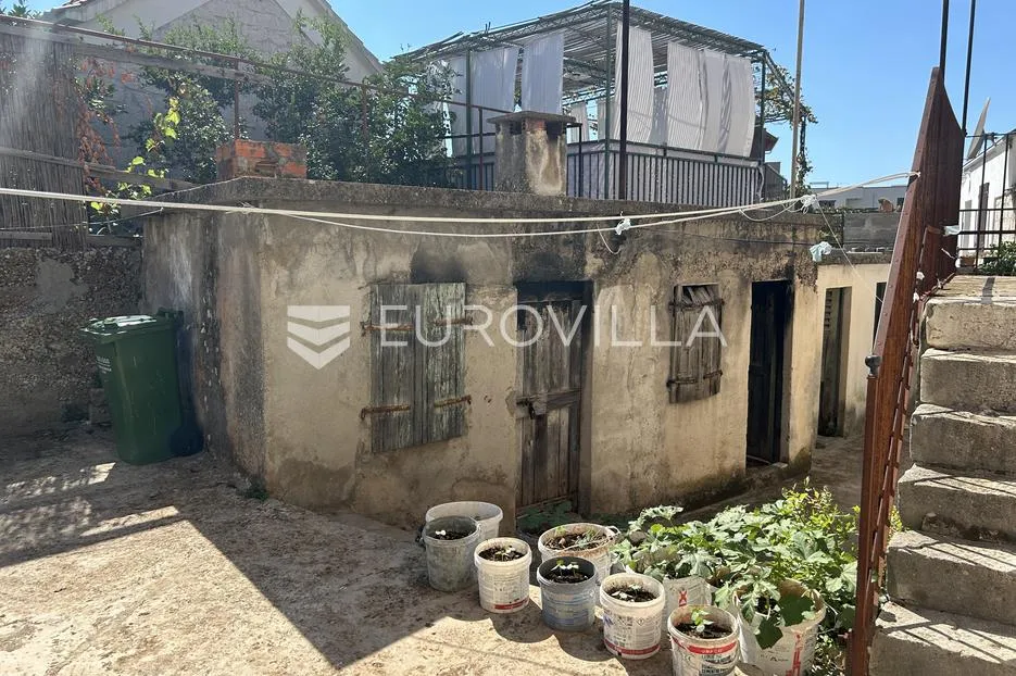 trogir, okrug gornji, stara kuća u nizu površine 150 m² - slika 5