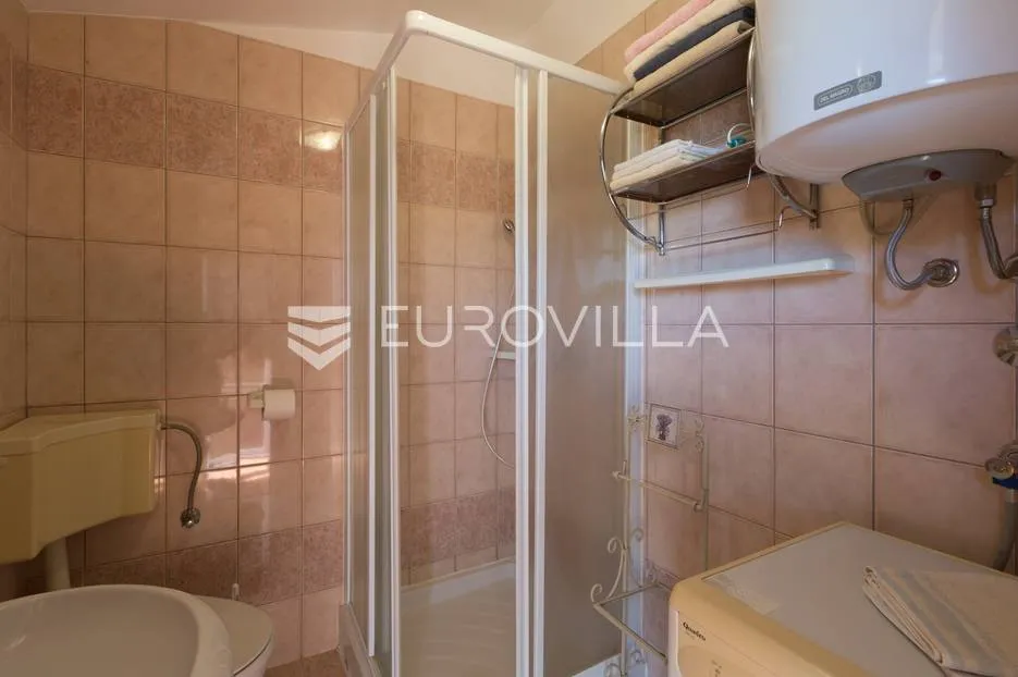 pula, veli vrh, vila s 4 odvojena apartmana, bazenom i velikom okućnicom - slika 65