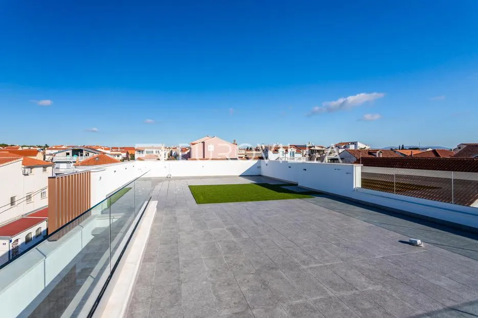 vodice, novogradnja, penthouse s krovnom terasom i pogledom na more, 141,80 m² - slika 21
