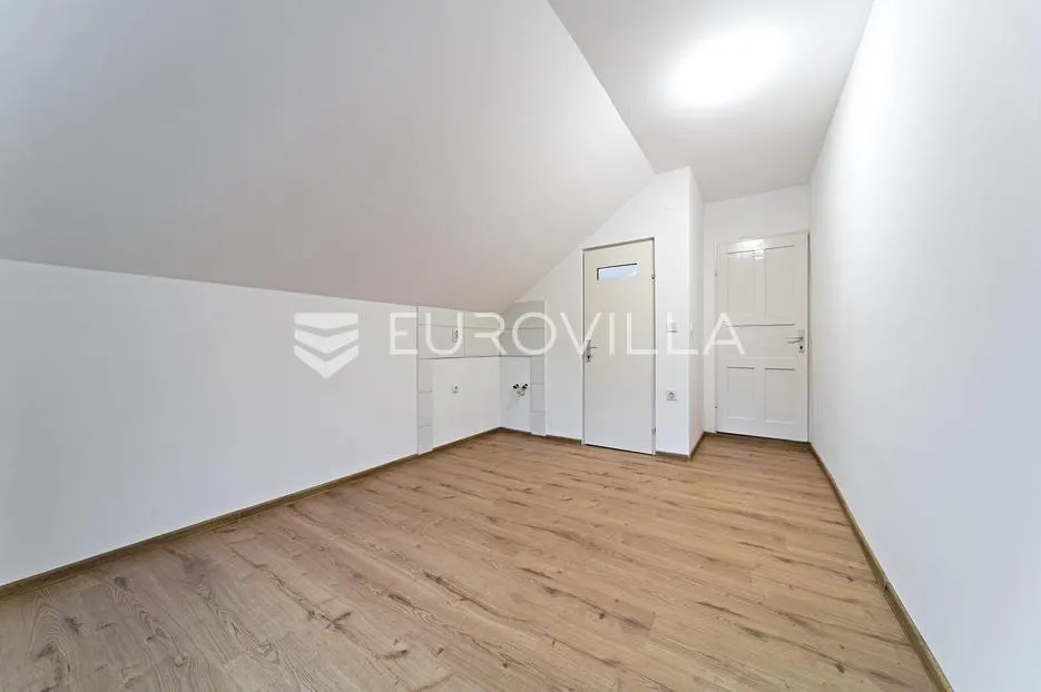 osijek, gornji grad, potuno renovirani dvoetažni stan površine 70 m² - slika 12