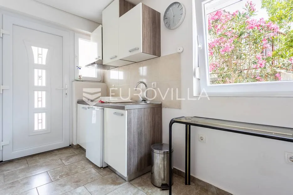 novalja, novouređena kuća s tri apartmana u centru grada - slika 6