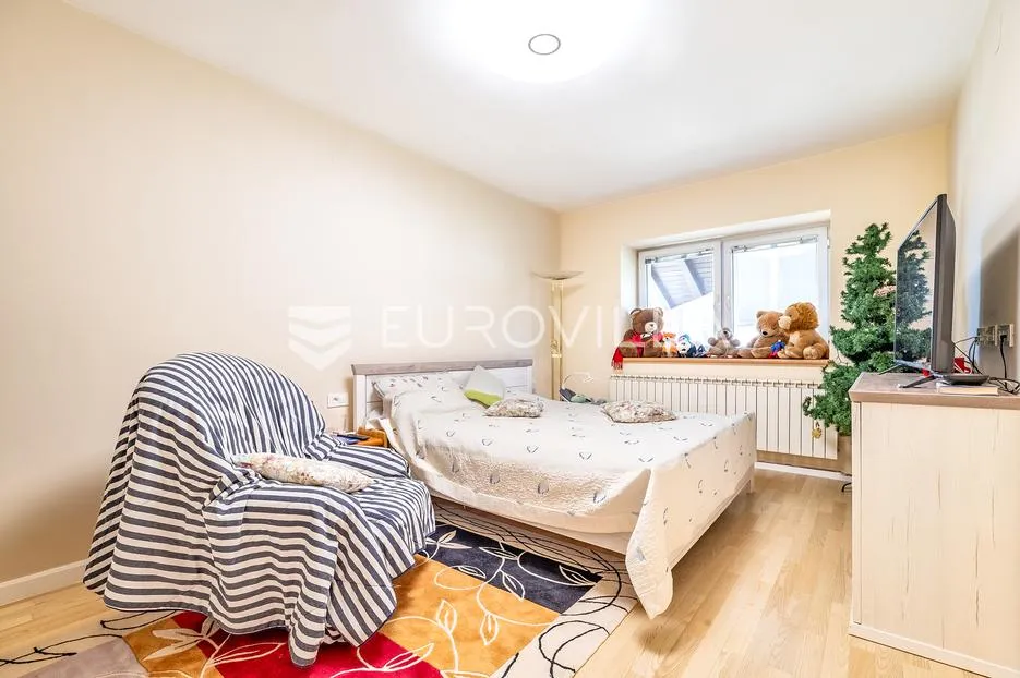 zagreb, bukovac, prekrasna obiteljska samostojeća kuća 380 m², garaža, okućnica - slika 7