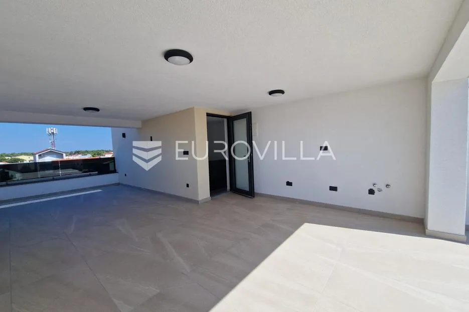 vir, trosobni apartman s krovnom terasom, pogled na more i okolicu - slika 11