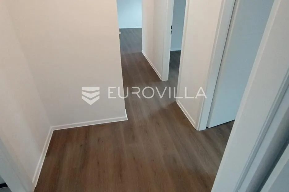 split, brda, potpuno renoviran trosoban stan - slika 12