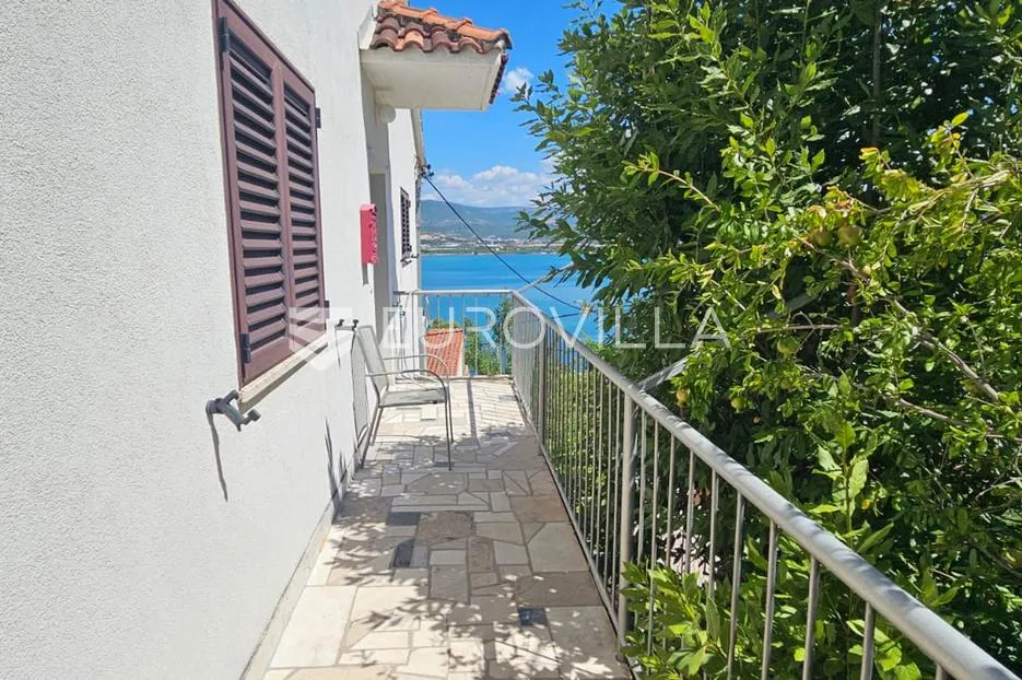 trogir, kuća s tri apartmana s pogledom na more na 50 m od mora - slika 11