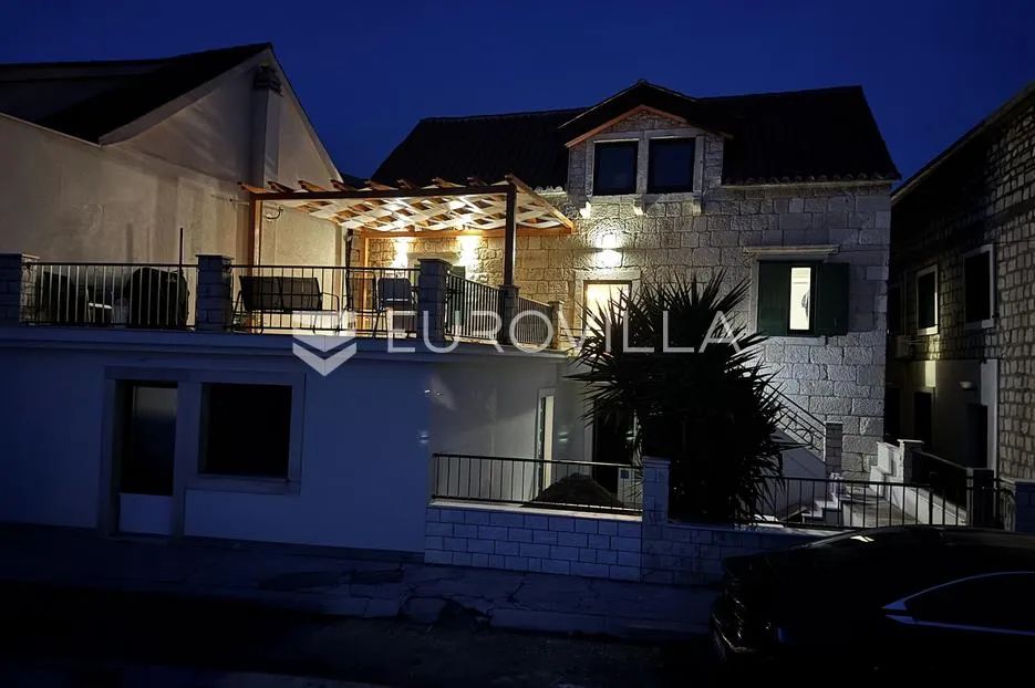 kaštela, kaštel sućurac, predivna kamena kuća uz more - slika 30