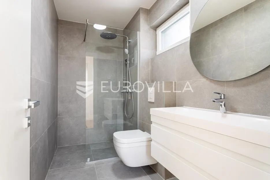 vodice, novogradnja, prostran stan u centru mjesta, 131,62 m² - slika 11
