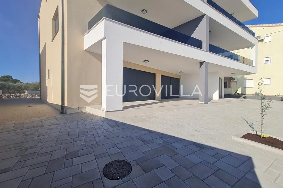 vir, luksuzan apartman s 3 spavaće sobe, prvi red do mora, centar otoka - slika 30