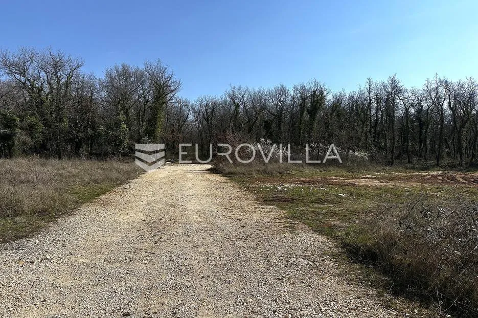 istra, višnjan, atraktivno građevinsko zemljište s pogledom na more i stari grad - slika 3
