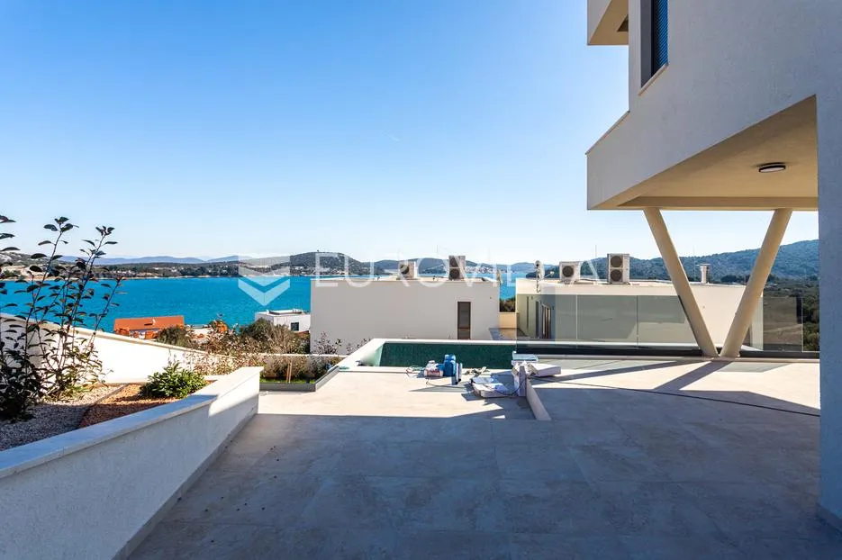 otok murter, betina, prekrasna villa s bazenom - slika 27