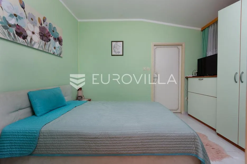 rijeka, zamet, dva uređena stana površine 95 m² s vrtom - slika 19