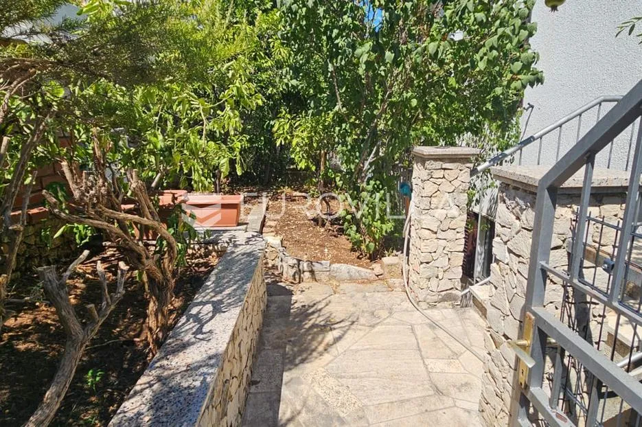 trogir, kuća s tri apartmana s pogledom na more na 50 m od mora - slika 10