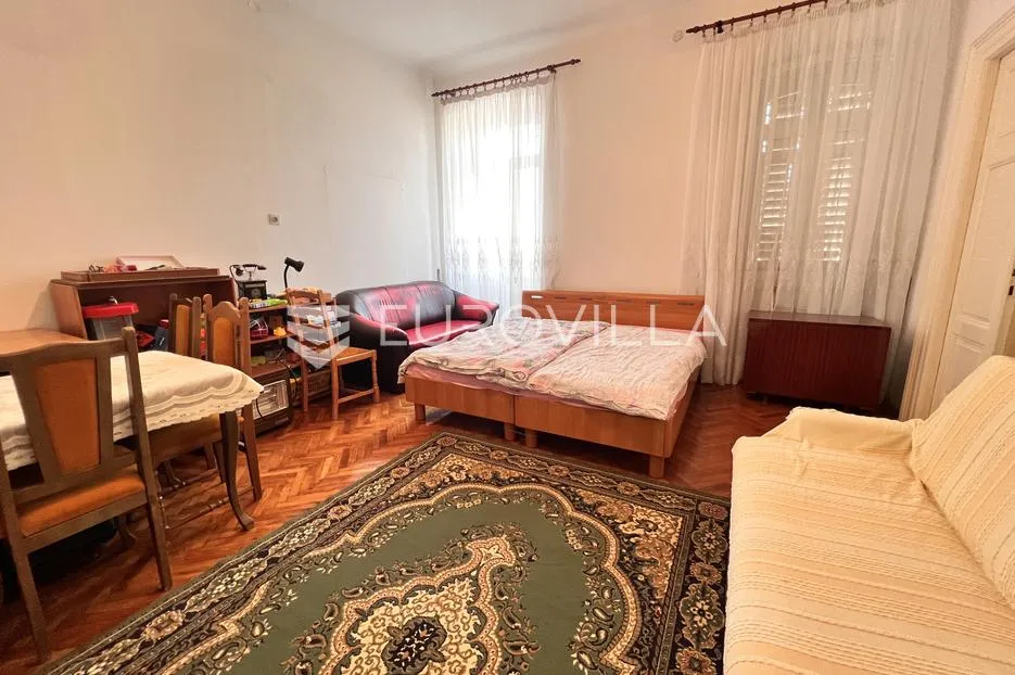 pula, strogi centar, prostrani podijeljeni stan na 3. katu s terasom i parkingom, 180.79 m² - slika 23