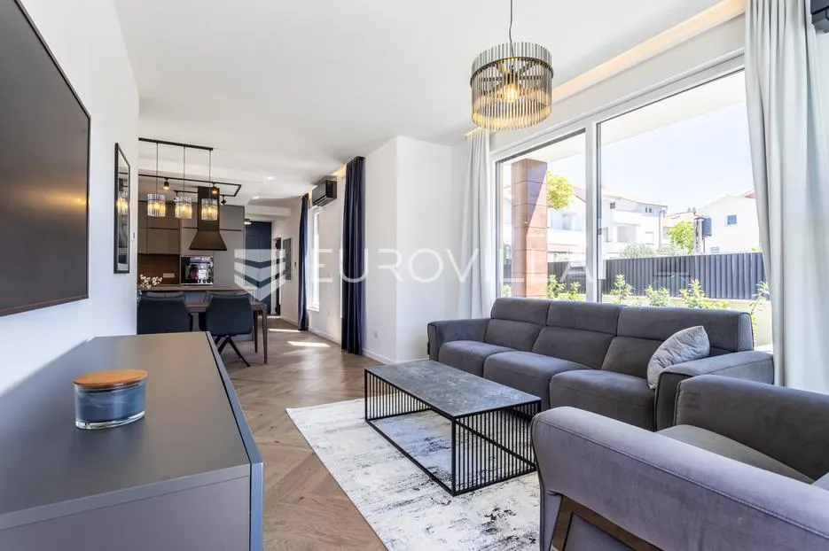 vodice, luksuzna vila s bazenom, novogradnja, parcela 480 m² - slika 15