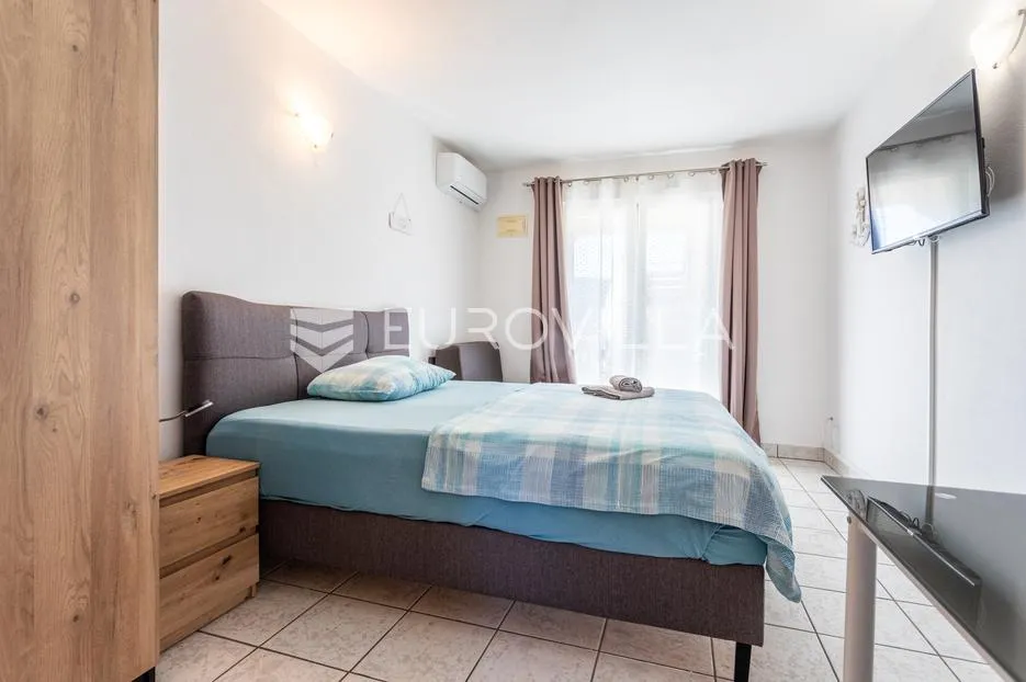 vinišće, samostojeća apartmanska kuća ukupne površine 259 m2 - slika 7