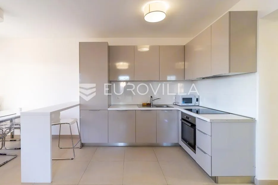 rijeka, marčelji, novouređen trosoban stan s pogledom na more i bazenom nkp 85 m2 - slika 3
