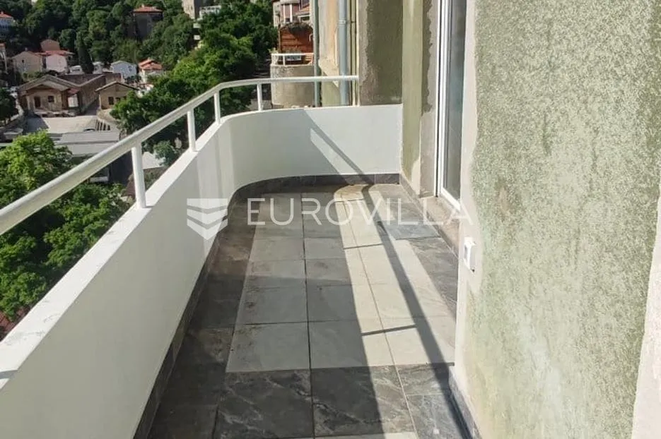 rijeka, centar, četverosoban stan s tri balkona i privatnom garažom - slika 9