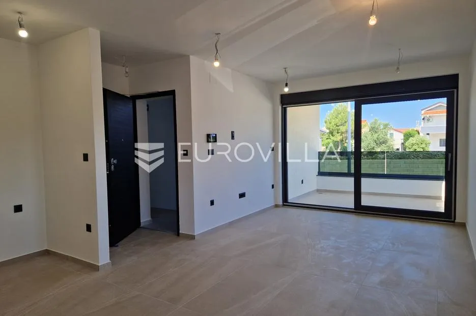 vir, novogradnja, trosobni apartman s vrtom - slika 23