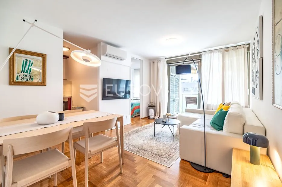Zagreb, Donji grad, moderan dvosoban stan s loggijom i garažnim parkirnim mjestom, 55 m²
