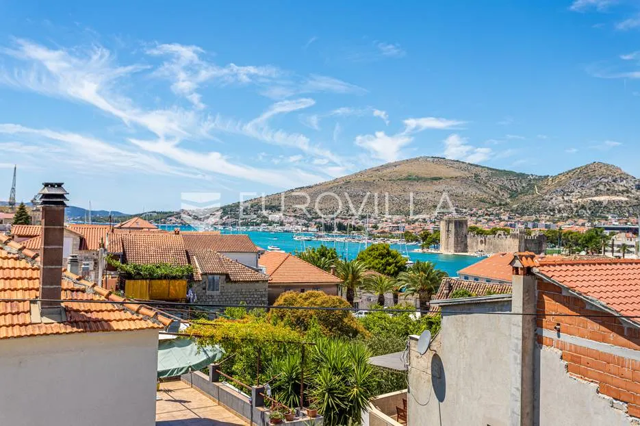Trogir, kuća na tri etaže s dvorom i pogledom na more