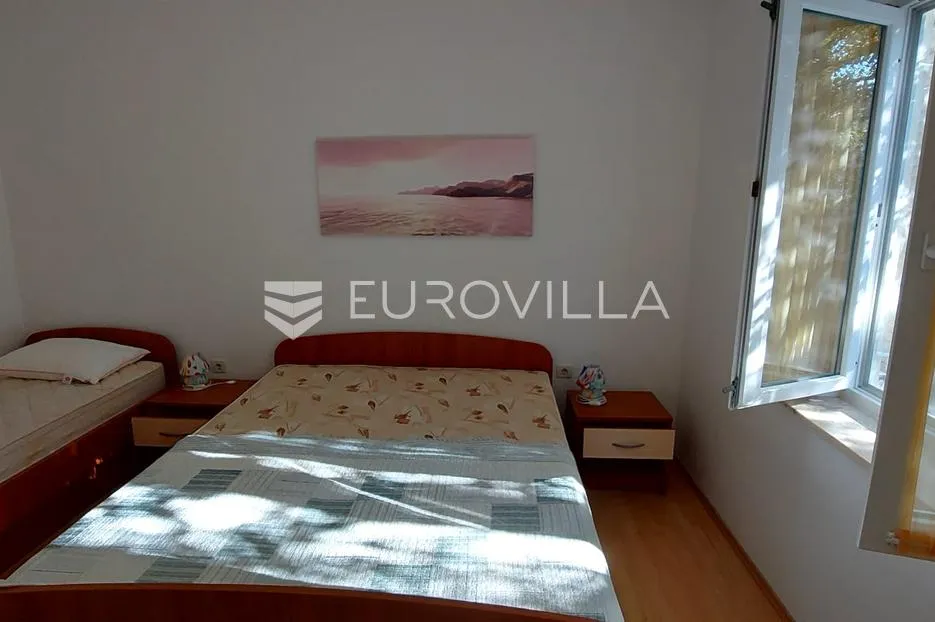 krk, omišalj,samostojeća kuća s 4 stana, vrtom, dvorištem i parkirnim mjestima - slika 7