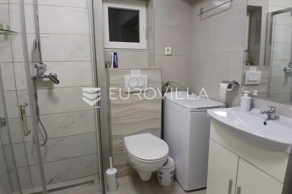 split, bol, dva namještena studio apartmana u centru grada - slika 9
