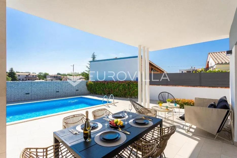 istra, svetvinčenat, moderna i elegantna vila 230 m², na uređenoj okućnici - slika 7