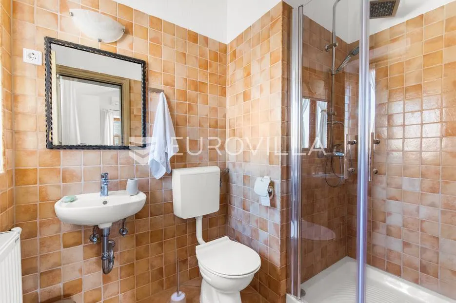 istra, svetvinčenat, prekrasna kamena katnica s bazenom 32 m² i jacuzzijem, 155 m² - slika 40