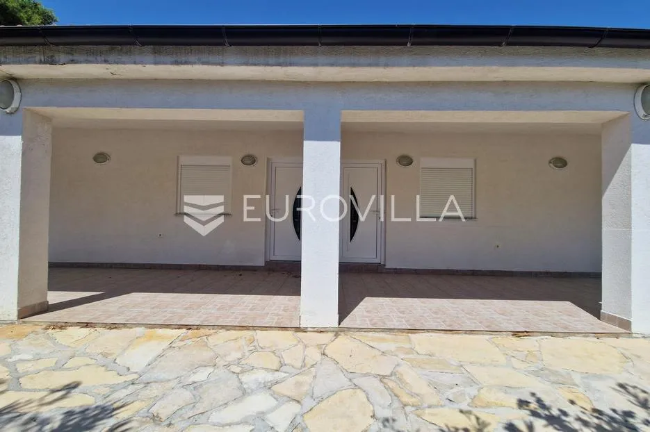 vir, kuća s dva apartmana, 6 spavaćih soba i velikim privatnim dvorištem - slika 18
