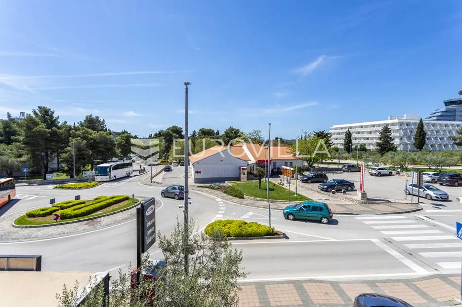 vodice, kuća od 301 m2, turistička zona 250 m od plaže - slika 2