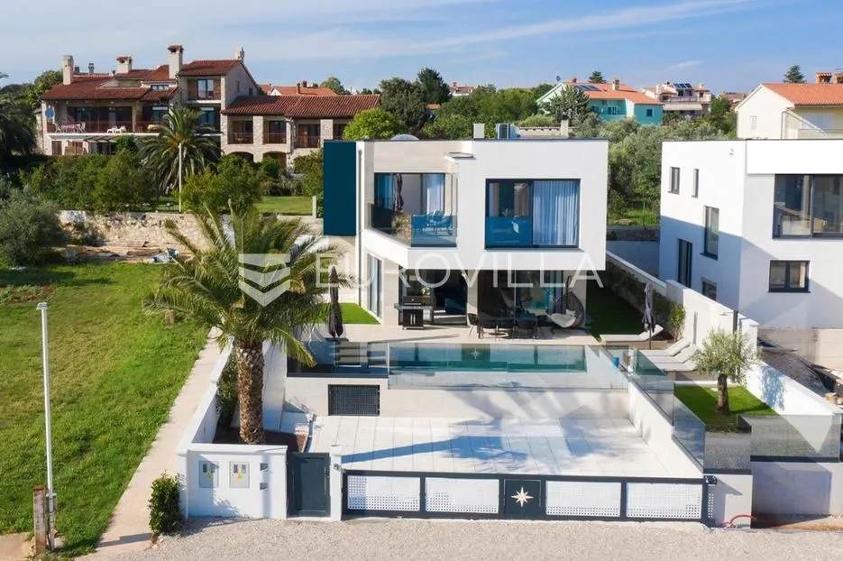 medulin, prekrasna villa od 350 m2, svega 6 m od mora s očaravajućim pogledom - slika 7