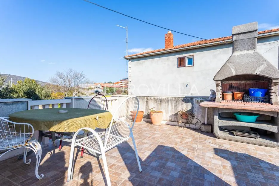 brač, kuća s dvorištem na lijepoj lokaciji - slika 4