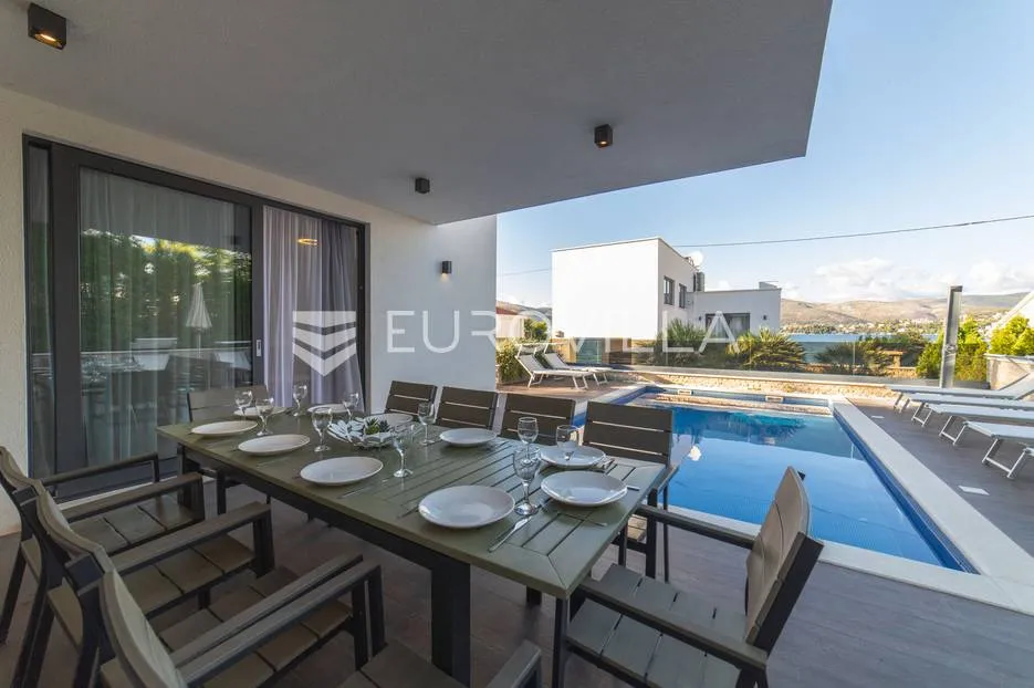 trogir, prekrasna luksuzna vila nadomak mora - slika 24