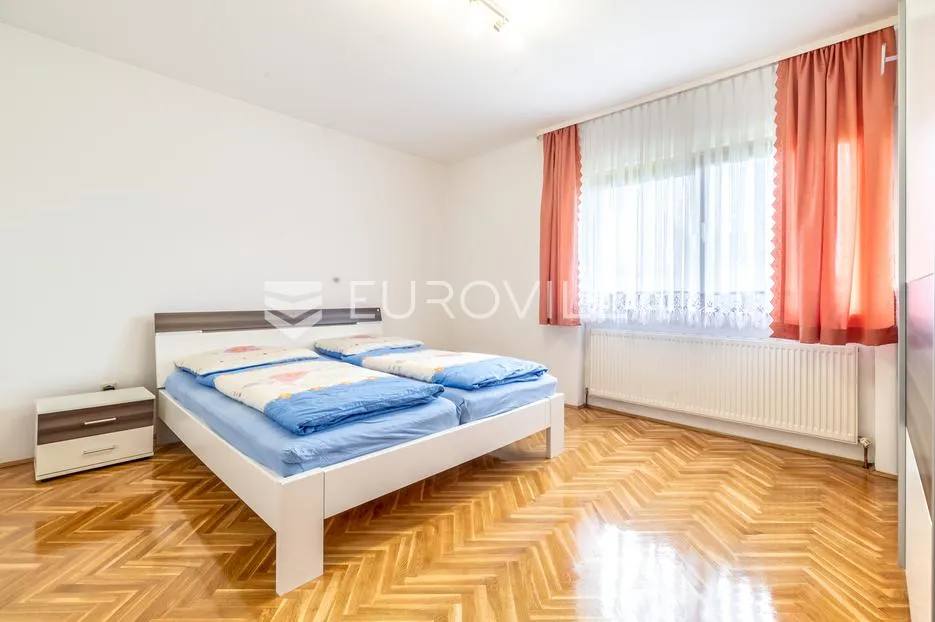 zagreb, sesvetski kraljevec, kvalitetna kuća s dva stana i garažom 390 m2 - slika 8