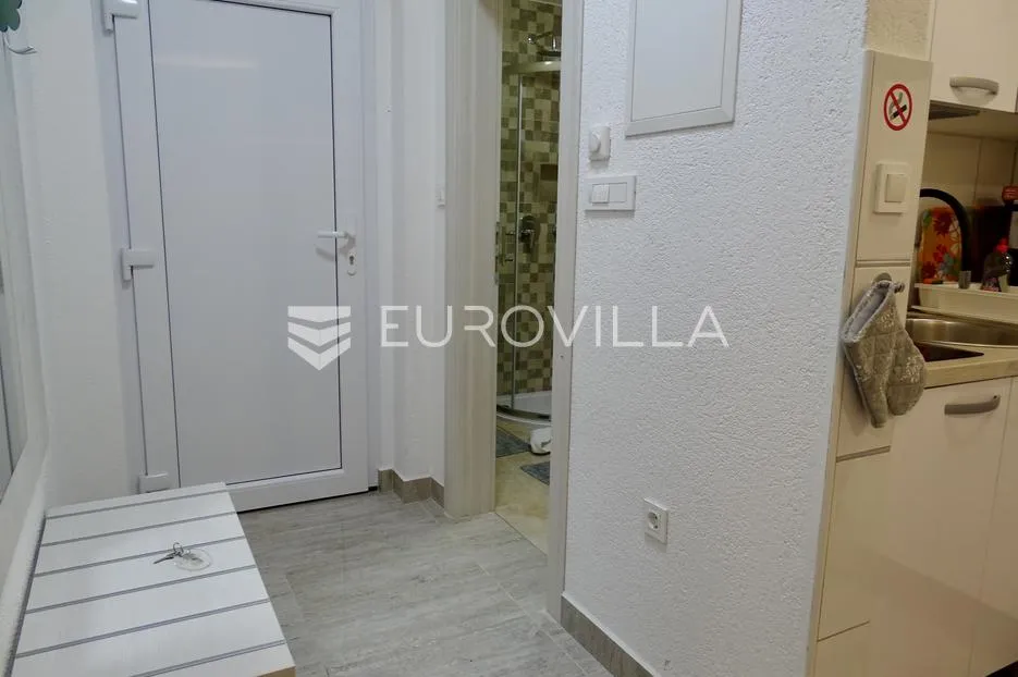 krk, malinska, kompletno namješten studio apartman površine 36.27 m², okućnica 77 m² - slika 9
