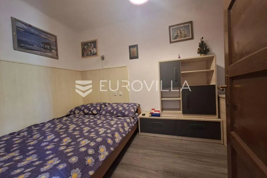 ravna gora, samostojeća kuća s dva pomoćna objekta, garažom i voćnjakom - slika 11