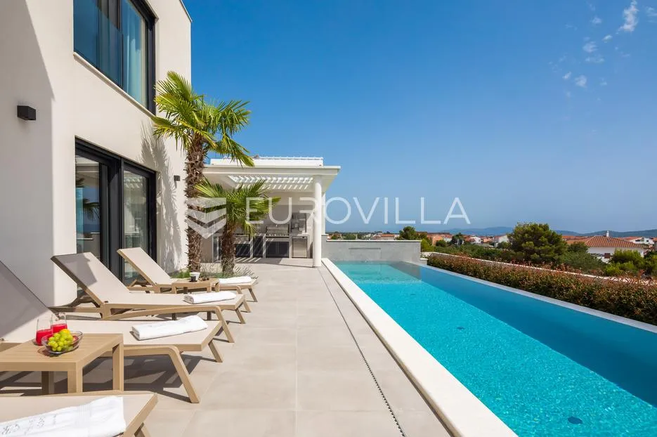 vodice, moderna vila s bazenom i pogledom na more, 332,92 m² - slika 20