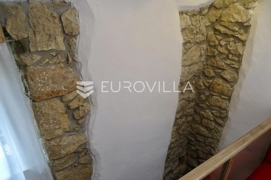 krk, omišalj, adaptirana kamena kuća u nizu s pogledom na more površine 54 m² - slika 37