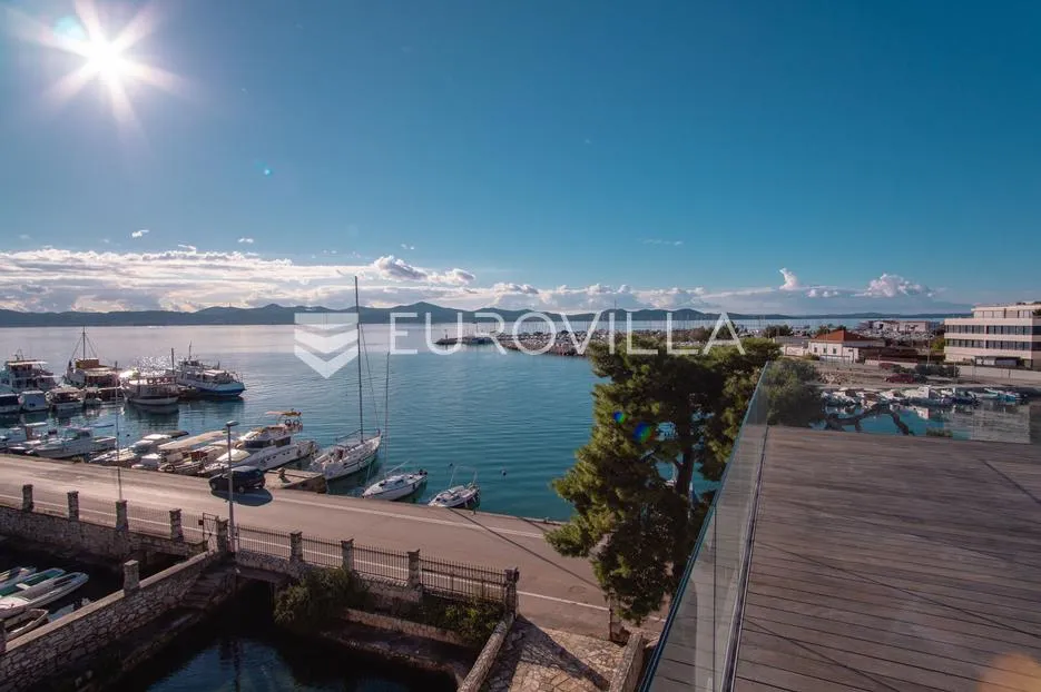 zadar, prvi red uz more — luksuzna dizajnerska vila s rooftop terasom - slika 13