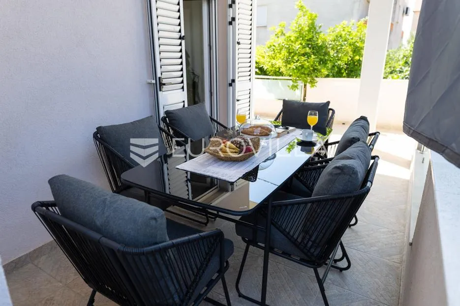 kaštel novi, komforan dvosoban stan u visokom prizemlju - slika 9